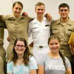 海军军官候补生和AACC学生学习俄语课程.