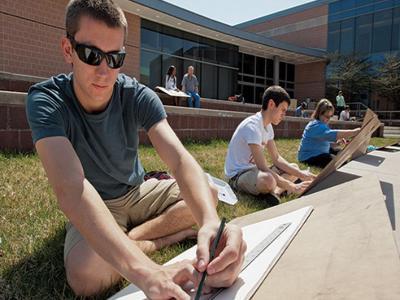 AACC艺术学院的学生在外面画画.